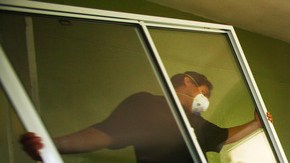 La vivienda quedó inhabitable después del operativo realizado equivocadamente. Aquí, trabajadores  instalan ventanas nuevas.