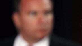 Mitt Romney saluda a un grupo de simpatizantes en Wisconsin, estado donde ganó las primarias el martes último.