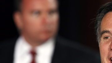 Mitt Romney saluda a un grupo de simpatizantes en Wisconsin, estado donde ganó las primarias el martes último.