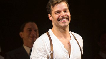 Ricky Martin provoca suspiros y babeos con su ajustada camiseta blanca con tirantes.