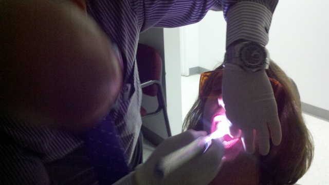 La técnica conocida como "Identafi" que consiste en examinar la cavidad bucal con diferentes tipos de rayos de luz, permite a los médicos atacar el problema desde una etapa temprana.