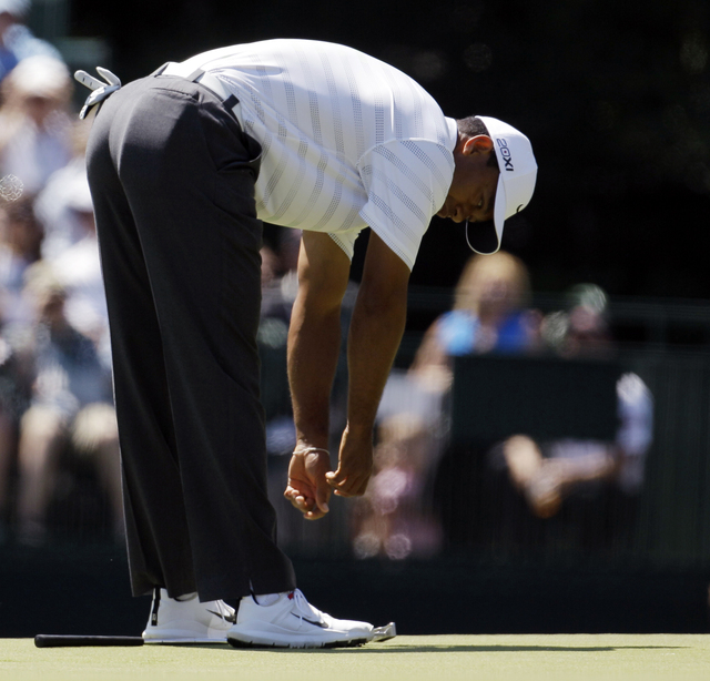 Tiger Woods reacciona de mal modo tras perder  un birdie sobre el hoyo 15 en la tercera ronda del Masters de Augusta.