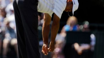 Tiger Woods reacciona de mal modo tras perder  un birdie sobre el hoyo 15 en la tercera ronda del Masters de Augusta.