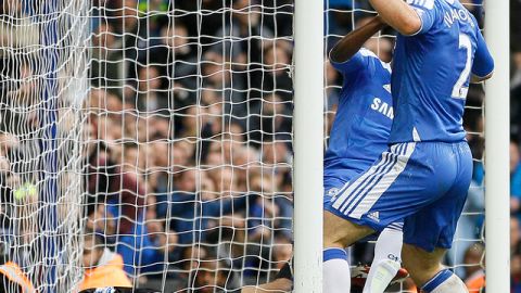 Branislav Ivanovic (2), del Chelsea, remata el balón en la portería de Ali Al Habsi,  luego que Juan Mata anotara el gol de la victoria.