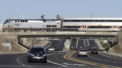 La estación en Anaheim solo reduciría el tiempo actual de viaje en aproximadamente 10 minutos.