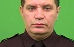 Aunque estaba herido de bala, el detective hispano Kenneth Ayala no se detuvo hasta controlar al pistolero.