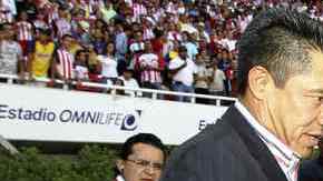 Con buenos deseos, Ambriz (izq.) y Herrera se saludan antes de arrancar el Clásico Mexicano en territorio rojiblanco.