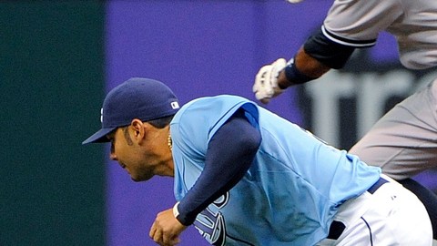 Carlos Peña absorbe una línea y Curtis Granderson (der.) salta.