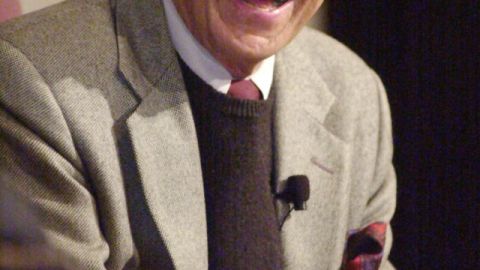 El periodista Mike Wallace, famoso por sus incisivas entrevistas.