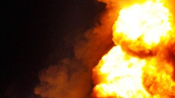 Los bomberos tratan de apagar las llamas del camión cisterna que se encendió el sábado en la autopista 134, cerca de la 5.