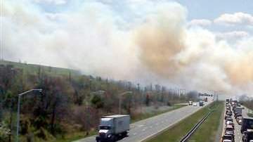 Los conductores que van hacia Staten Island deben manejar con cuidado pues tal cual se aprecia en la foto el humo dificulta un poco la visibilidad.