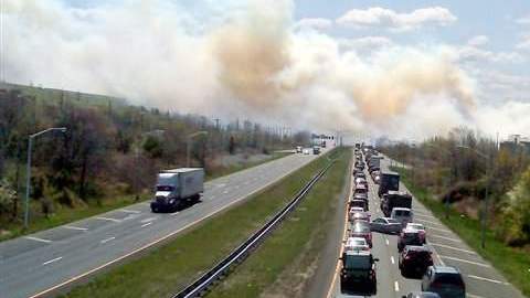 Los conductores que van hacia Staten Island deben manejar con cuidado pues tal cual se aprecia en la foto el humo dificulta un poco la visibilidad.
