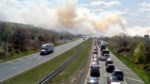 Los conductores que van hacia Staten Island deben manejar con cuidado pues tal cual se aprecia en la foto el humo dificulta un poco la visibilidad.