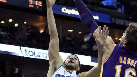 Pau Gasol (16) bloquea un tiro de  Greivis Vásquez, de los Hornets.
