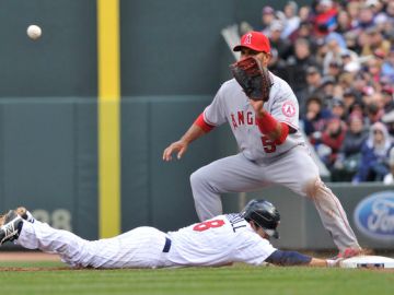 Jamey Carroll regresa a salvo a la primera. Pujols espera la pelota.