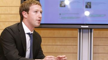 El presidente y fundador de Facebook, Mark Zuckerberg, cuando se reunía con el primer ministro japonés, Yoshihiko Noda.