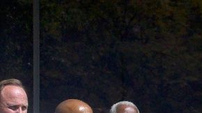 James Austin presenta el reporte junto con el sheriff Lee Baca y representantes de ACLU.