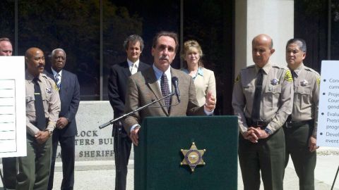 James Austin presenta el reporte junto con el sheriff Lee Baca y representantes de ACLU.