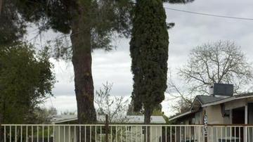 Una de las muchas casas embargadas y abandonadas en la zona y que se han convertido en un problema de seguridad.