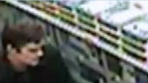 El sospechoso esta descrito como de raza blanca, viste un saco elegante de color negro y estaría en sus 30 años, de 180 libras y tendría una altura aproximada de 5 pies con 11 pulgadas.