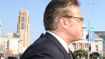 El sheriff Ross Mirkarimi se declaró culpable de otro cargo y se libró de un juicio.