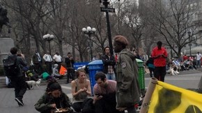 Miembros de "Ocupa Wall Street" seguían en el parque Union Square.