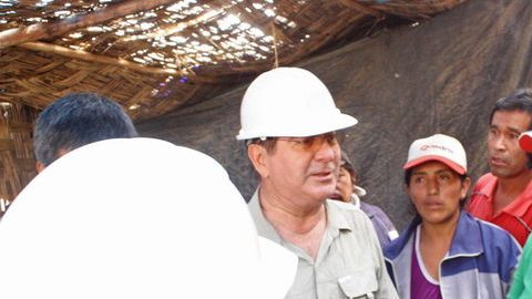 El presidente del Consejo de Ministros, Oscar Valdés (c), conversa con familiares de los mineros  en la mina donde nueve trabajadores permanecen atrapados.