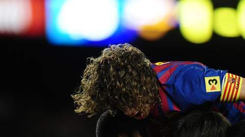 Puyol y varios jugadores celebran con Messi, luego de que el argentino anotara su gol #39 en la Liga Española.