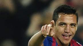 Alexis Sánchez (9) del Barcelona, celebra con su compañero Xavi Hernández.