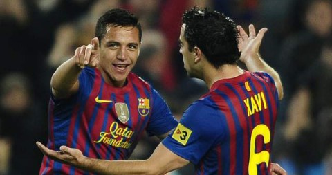 Alexis Sánchez (9) del Barcelona, celebra con su compañero Xavi Hernández.