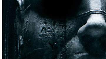 Una escena de 'Prometheus' en la que unos exploradores descubren una figura monolítica en un planeta lejano.