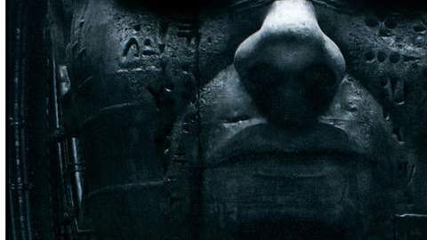 Una escena de 'Prometheus' en la que unos exploradores descubren una figura monolítica en un planeta lejano.