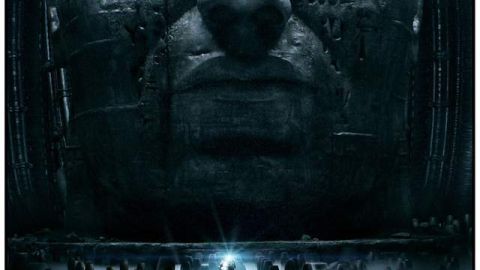 Una escena de 'Prometheus' en la que unos exploradores descubren una figura monolítica en un planeta lejano.