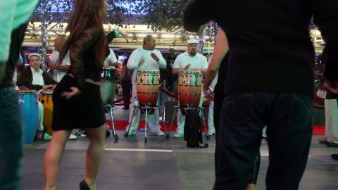 Una pareja baila salsa en Los Angeles.