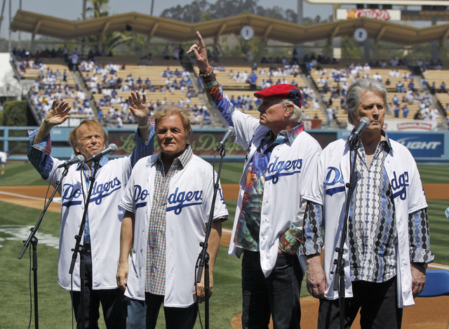 Los miembros de The Beach Boys saludan al público antes de  interpretar el Himno Nacional de Estados Unidos.
