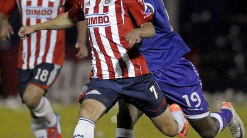 Carlos Fierro de Chivas controla el balón ante la presencia de Federico Pintos de Defensor Sporting en partido disputado el 28 de marzo pasado en Montevideo.