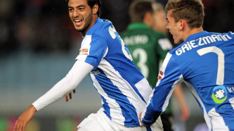 Carlos Vela (izq.) celebra su anotación sobre el Betis. El mexicano está atra- vesando su mejor momento desde que milita en el balompié de Europa.