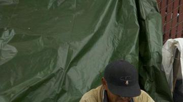 Sin un empleo estable, Juan es uno de tantos trabajadores que viven en las calles.