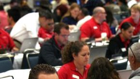 Propietarios de viviendas hipotecadas asisten a un evento para evitar el embargo de sus hogares.