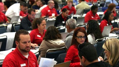 Propietarios de viviendas hipotecadas asisten a un evento para evitar el embargo de sus hogares.