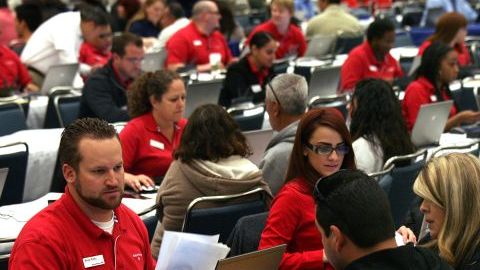 Propietarios de viviendas hipotecadas asisten a un evento para evitar el embargo de sus hogares.