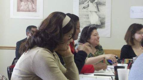 Participantes de uno de los talleres del programa “Promotores de Inmigración”, realizado hoy en Casa Michoacán, en Chicago.