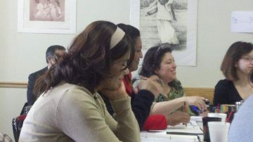 Participantes de uno de los talleres del programa “Promotores de Inmigración”, realizado hoy en Casa Michoacán, en Chicago.