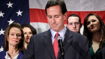 Rick Santorum comunica su decisión rodeado de toda su familia, luego de aceptar la imposibilidad de ganar la primaria de Pennsylvania.