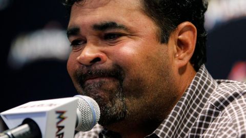 Ozzie Guillén pidió perdón ayer publicamente en una rueda de prensa por haber dicho que admiraba a Fidel .