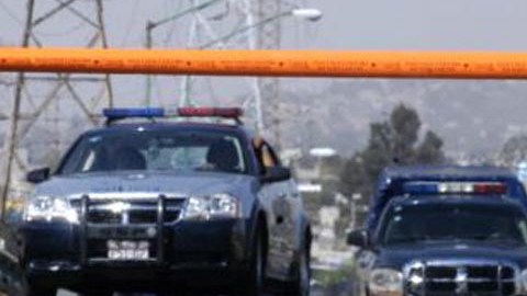 Varios vehículos de la policía bloquean el paso en un puente que resultó afectado durante el temblor de 7.4 grados Richter. ocurrido el pasado 20 de marzo en México.