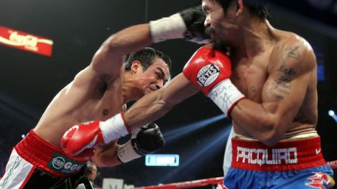 Juan Manuel Márquez conecta un derechazo en el rostro de Manny Pacquiao.