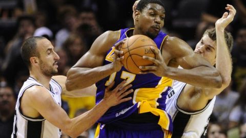 Andrew Bynum (c), disputa un balón con los jugadores de San Antonio Spurs, Manu Ginoblili (i) y Tiago Splitter (d) .