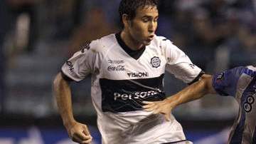 Marcos Mondaini, de Emelec (d), pelea la pelota con Fabio Caballero de Olimpia, durante el partido que disputaron en Guayaquil el 9 de febrero pasado.