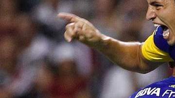 Juan Sánchez  (arriba) celebra el triunfo de Boca Juniors.